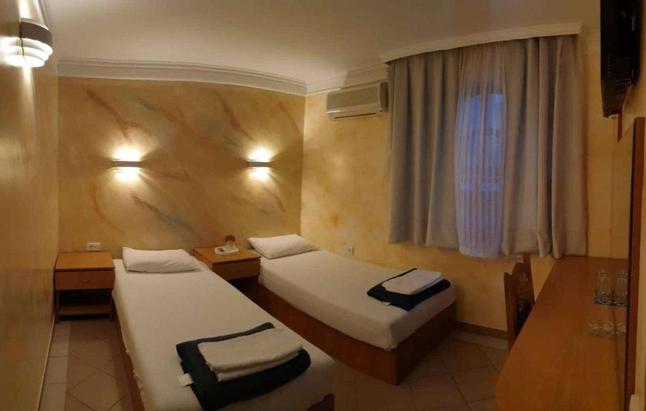 Hotel Estrada Lux Belgrado Esterno foto