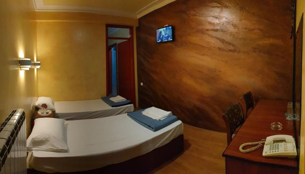 Hotel Estrada Lux Belgrado Esterno foto