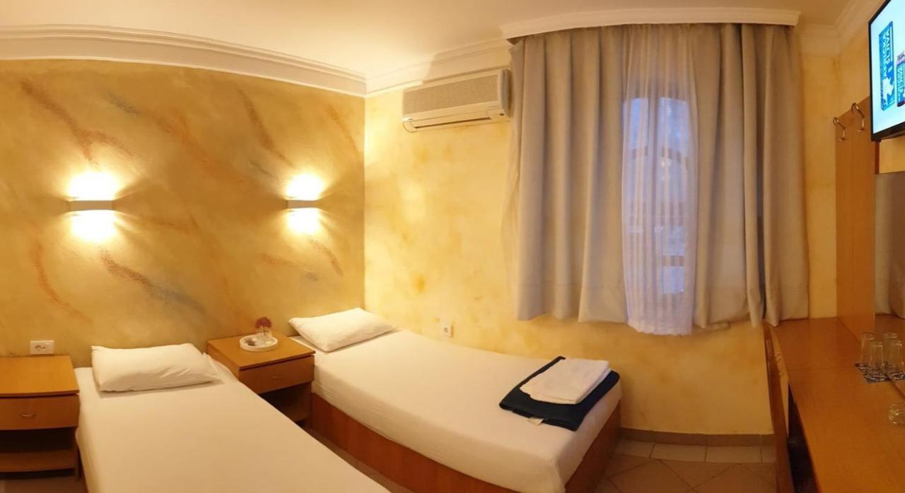 Hotel Estrada Lux Belgrado Esterno foto